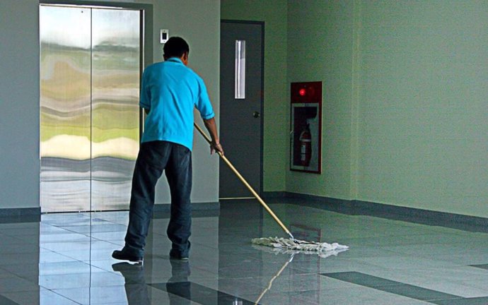 Trabajador servicio de limpieza edificios municipales