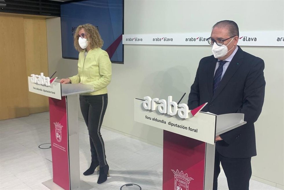 La segunda teniente diputado general y diputada de Fomento del Empleo, Comercio y Turismo, Cristina González, y el director del área, Felipe García,