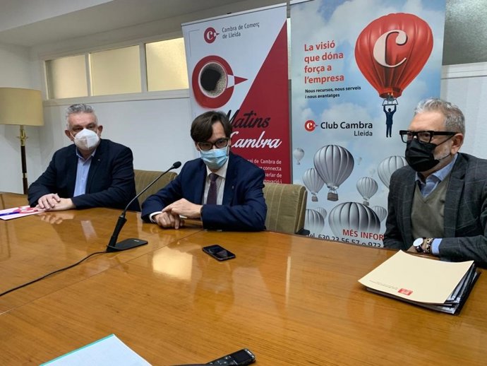 Salvador Illa (c) al costat del president de la Cambra de Comer i Indústria de Lleida,  Jaume Saltó (e), i el cap de l'oposició a la Paeria de Lleida, Flix Larrosa (d)