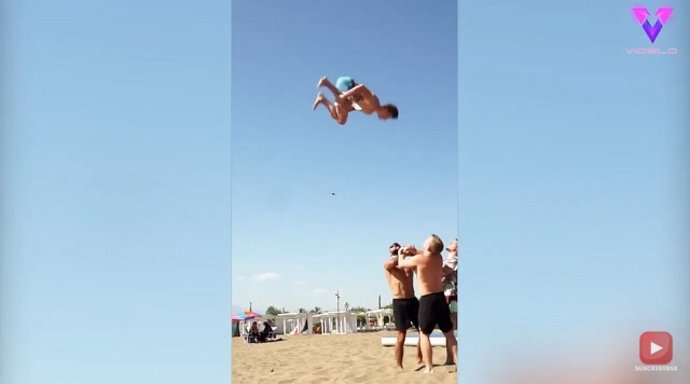 Esta triple mortal en la playa es impactante