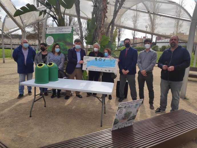 La Asociación de Vecinos Mangas Verdes, premiada por el Ayuntamiento y Ecovidrio por implicación en reciclaje