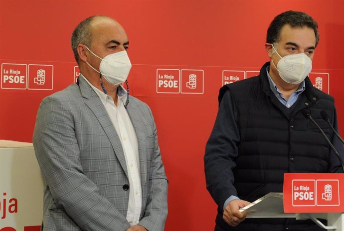 El diputado nacional Juan Cuatrecasas y el senador Pedro Montalvo en comparecencia de prensa en la sede del PSOE
