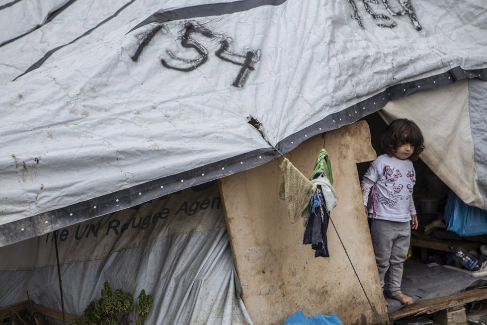 Archivo - Una niña en su tienda en campo de refugiados de Moria, en la isla de Lesbos
