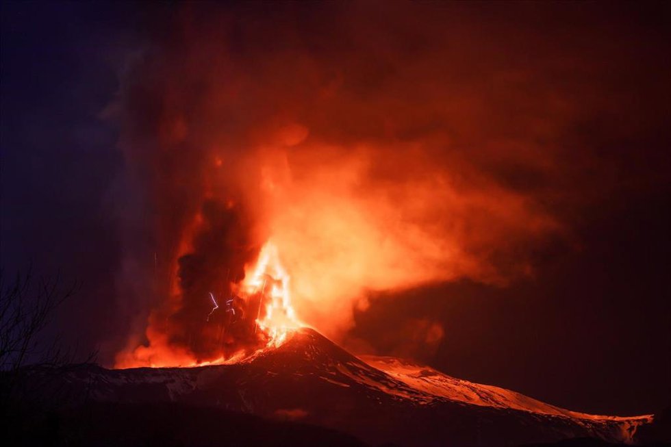 Erupción en el volcán Etna, en Sicilia