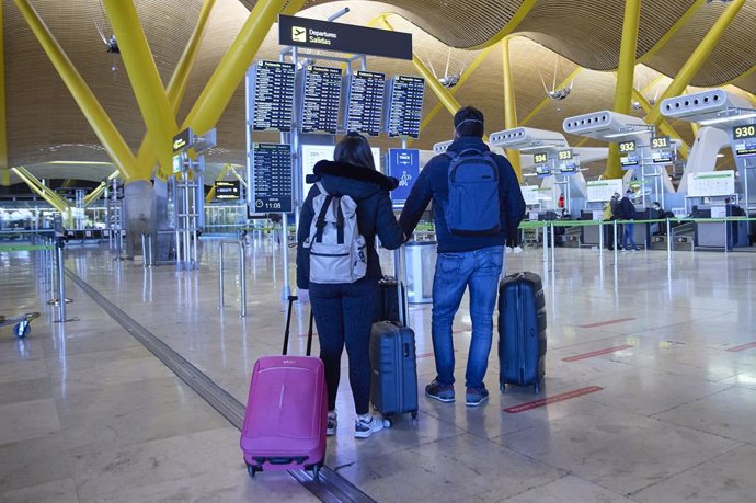 Archivo - Dos personas con maletas en el aeropuerto Adolfo Suárez, Madrid-Barajas, a 5 de enero de 2022, en Madrid (España). 
