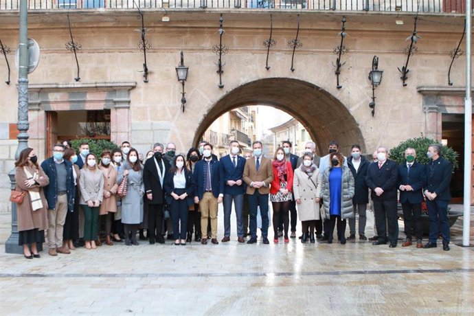 El consejero de Presidencia, Turismo, Cultura y Deportes, Marcos Ortuño, el alcalde de Caravaca de la Cruz, José Francisco García, y el director del Itrem, Juan Francisco Martínez, junto a los representantes de los municipios que asisten a la asamblea
