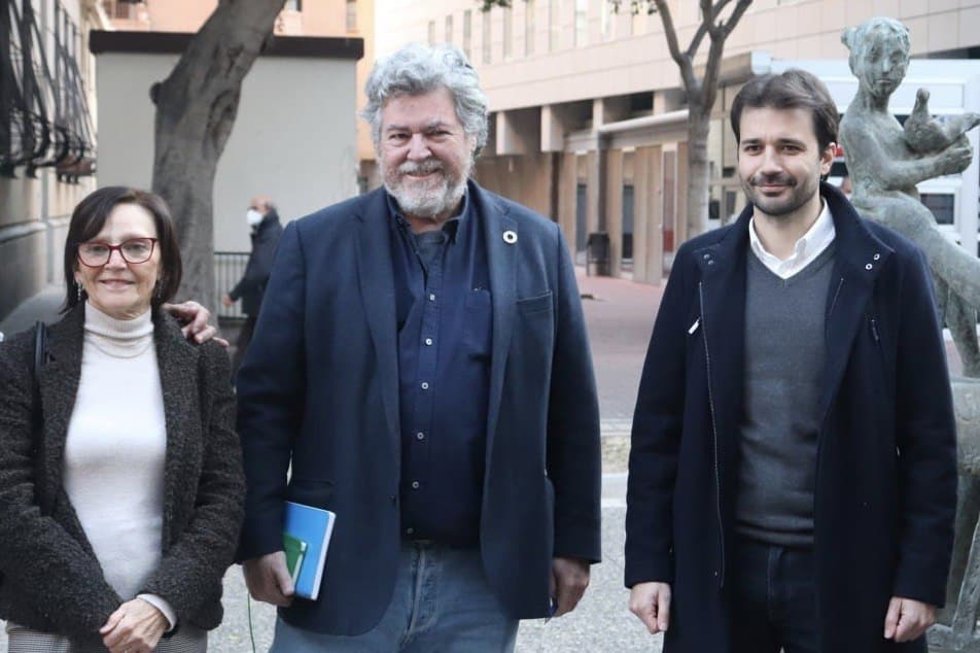 El coordinador general de Alianza Verde, formación ecologista que forma parte de Unidas Podemos, Juantxo López de Uralde, en el centro de la imagen, junto al coordinador autonómico de Podemos, Javier Sánchez Serna