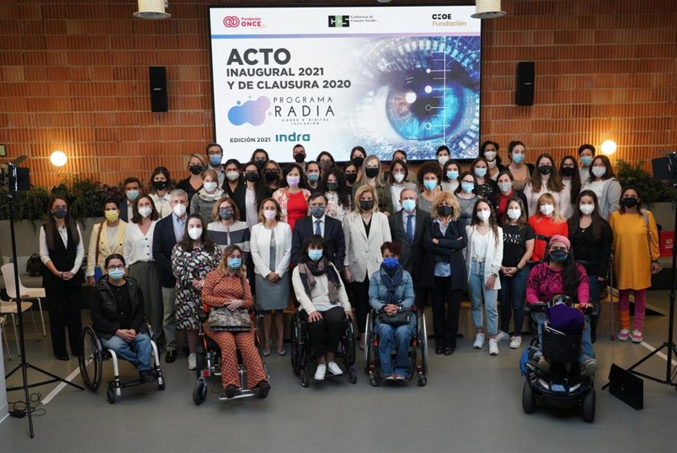 Fundación ONCE, Fundación CEOE, la Conferencia de Consejos Sociales e Indra formarán en profesiones tecnológicas a 44 mujeres con discapacidad, en la segunda promoción del Programa RADIA, edición Indra 21/22