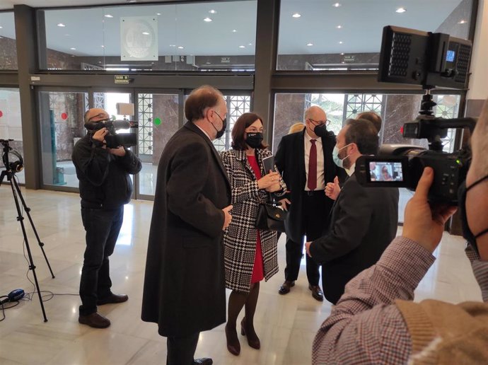 La presidenta de la Comisión Nacional de los Mercados y la Competencia, Cani Fernández, recibe la insignia de oro de la Facultad de Derecho de la Universidad de Zaragoza.