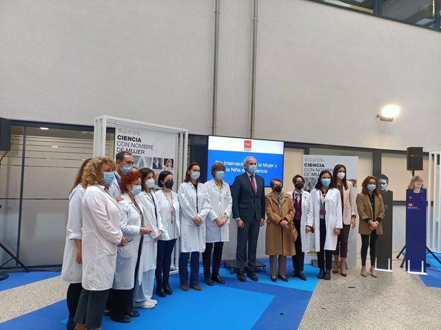 El consejero de Sanidad de la Comunidad de Madrid, Enrique Ruiz Escudero, visita la exposición 'Ciencia con Nombre de Mujer' organizada en el Hospital 12 de Octubre