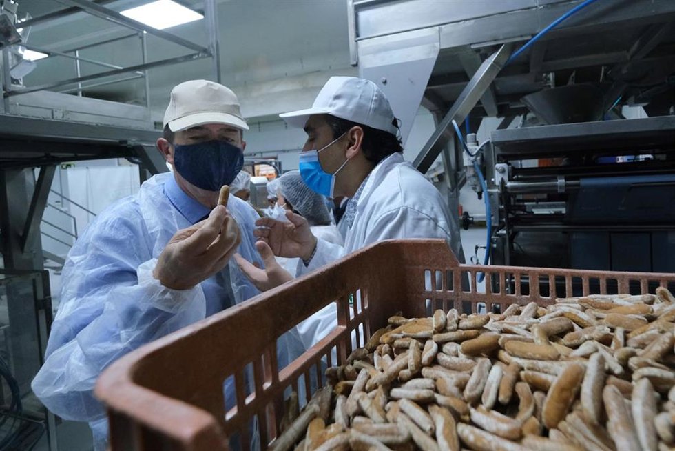 El vicepresidente de la Junta, Juan Marín, este viernes durante su visita a la fábrica de la panadería Obando en Utrera (Sevilla).