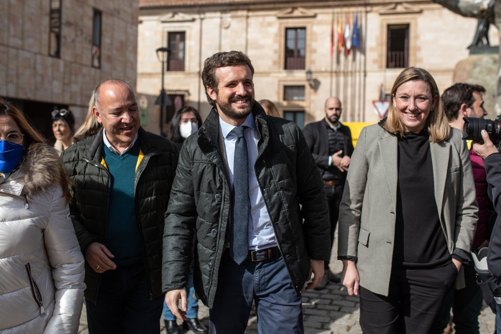 (I-D) El presidente del PP de Zamora, José María Barrios; el presidente del Partido Popular, Pablo Casado y la cabeza lista del PP por Zamora, Isabel Blanco, dan un paseo por la ciudad de Zamora.