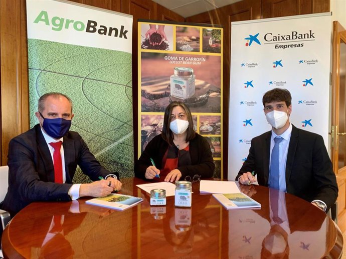 El director comercial de Empresas de CaixaBank en Baleares, Ramón Juan; la gerente de CAROB, Marga Sureda, y el especialista en Comerio Exterior de CaixaBank, Antonio Melis.