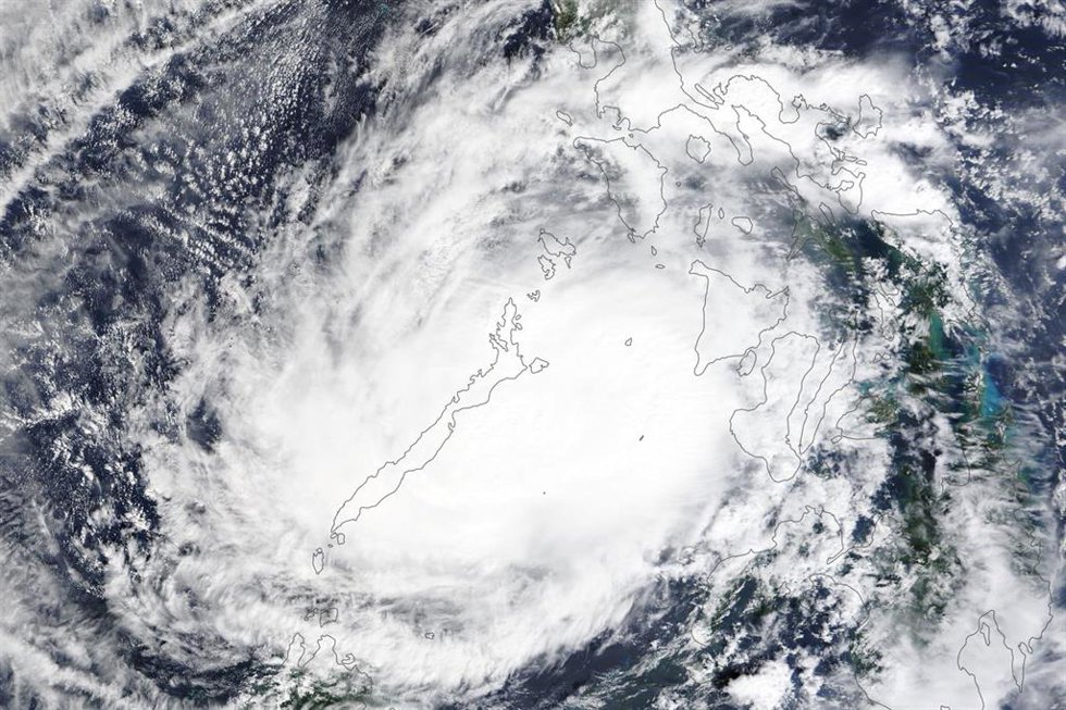 Archivo - HANDOUT - 17 December 2021, ---: An image aquired via the Moderate Resolution Imaging Spectroradiometer (MODIS) on NASA's Terra satellite shows the typhoon Rai sweeping through the western side of the Philippines. Emergency teams in the Philip