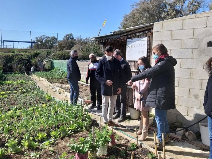 Mario Fernández en el Huerto Social de Benalup.