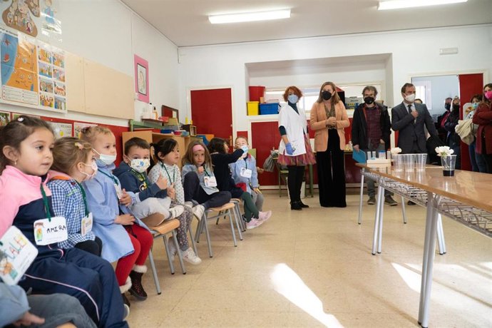 La consejera de Educación, Cultura y Deportes, Rosa Ana Rodríguez, en el colegio 'Rosa Parks' de Toledo