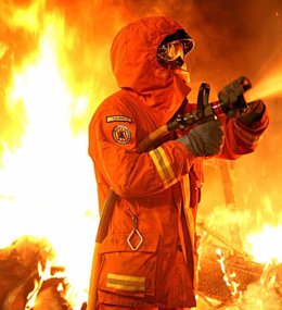 Archivo - Imagen de un bombero en una 'crem' de falla