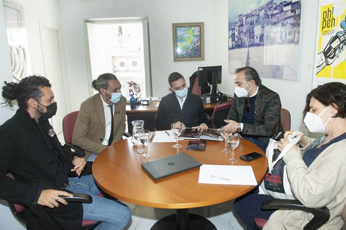 El diputado y vicepresidente de la Fundación Provincial de Cultura de Cádiz, Antonio González Mellado, con parte del equipo que ha llevado a cabo la película 'Despedida sangrienta 2'.