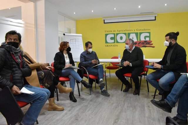 El coordinador general de IU Andalucía y portavoz de Unidas Podemos por Andalucía, Toni Valero, junto a la coordinadora provincial de IU, María Carmen Pérez, en una reunión con COAG en Motril (Granada)