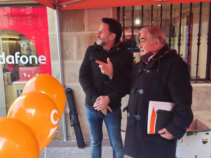 Edmundo Bal (izda) acompaña al candidato de Ciudadano por Soria, Félix Sanz.