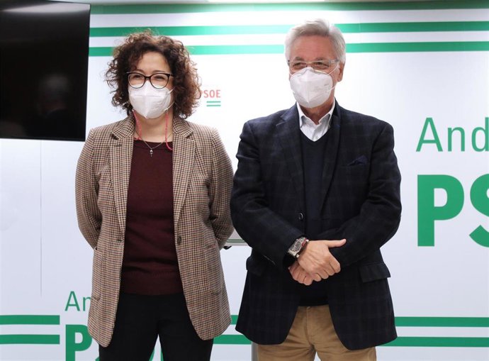 Los socialistas Cynthia Garcia y Rafael Granados en rueda de prensa