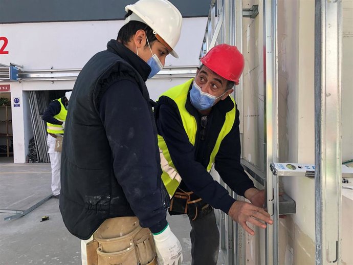 Alumno de la FLC con un profesor