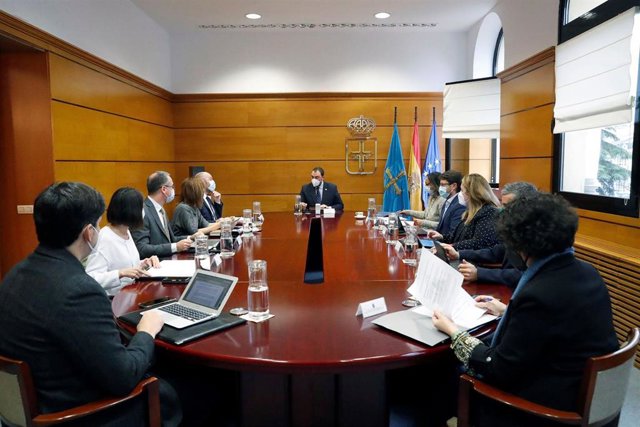 El presidente del Principado de Asturias, Adrián Barbón, preside la reunión del Consejo de Gobierno.
