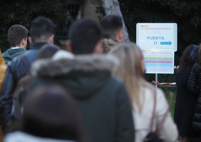 Archivo - Imagen de noviembre de 2021 de los exámenes de las oposiciones de la Administración General del Estado (AGE).