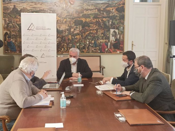 Reunión entre el consejero de Desarrollo Sostenible de C-LM, José Luis Escudero, y el presidente de la Diputación de Guadalajara, José Luis Vega