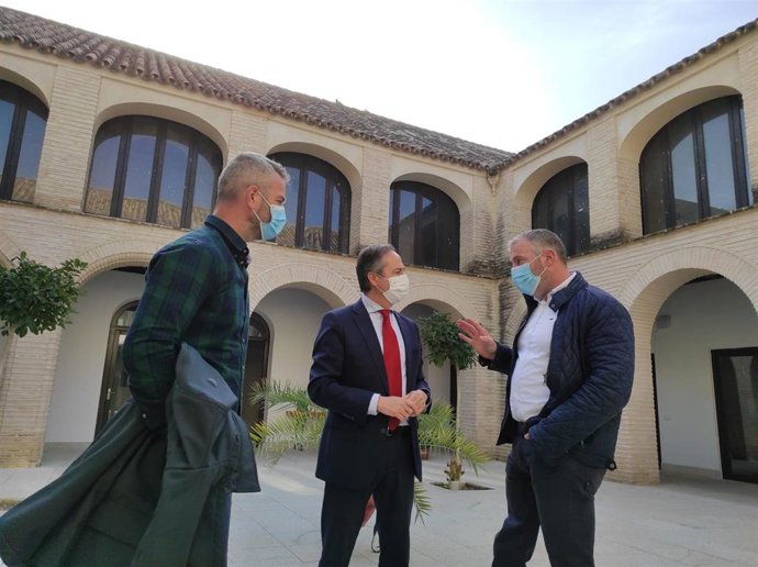 El delegado territorial de Turismo de la Junta en Córdoba, Ángel Pimentel (centro), acompañado por el alcalde de La Carlota, Antonio Granados (dcha.), visita la Posada Real.