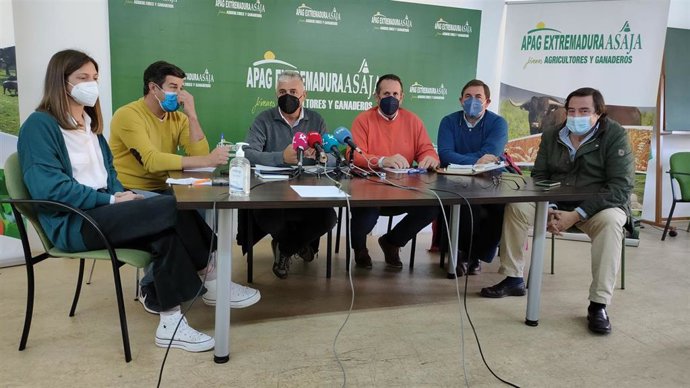 Representantes de las organizaciones agrarias de la Plataforma en defensa de nuestro campo en rueda de prensa.
