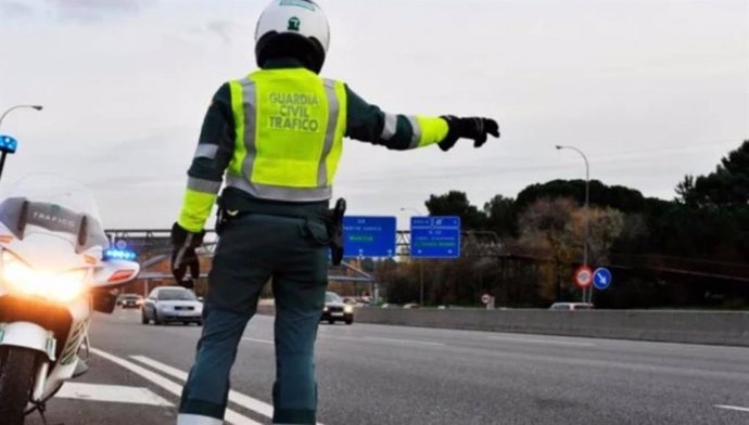 Un agente de la Guardia Civil de Tráfico en Huelva.