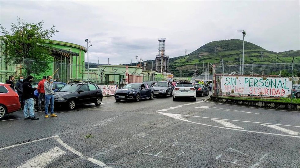 Archivo - Caravana de coches ante refinería de Petronor