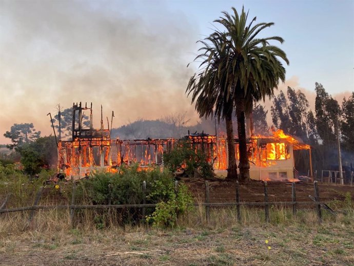 El domicilio del diputado Diego Paulsen, devorado por las llamas en La Araucanía chilena.