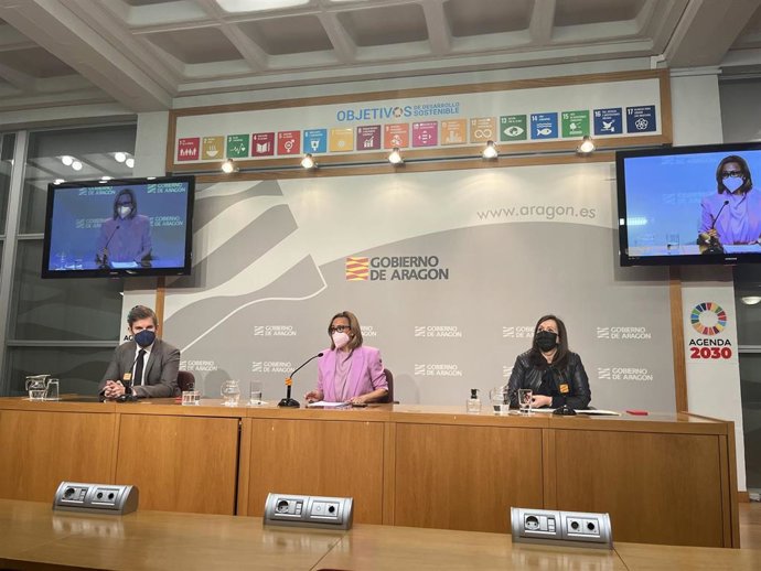 El alcalde de Alcañiz, Ignacio Urquizu; la consejera autonómica de Presidencia y Relaciones Institucionales, Mayte Pérez; y la directora general de Interior y Protección Civil, Carmen Sánchez.