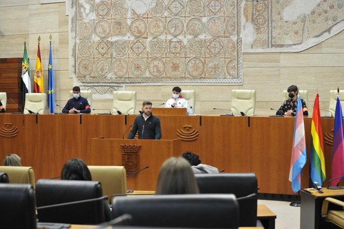 Un momento del V Pleno Escolar contra el Bullying por LGTBIfobia celebrado en la Asamblea de Extremadura.
