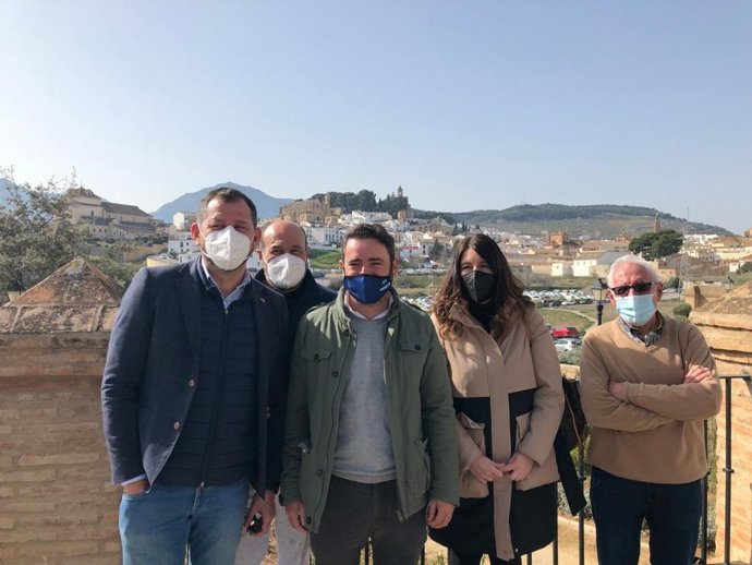 El parlamentario andaluz del PP José Ramón Carmona con compañeros de partido en Antequera