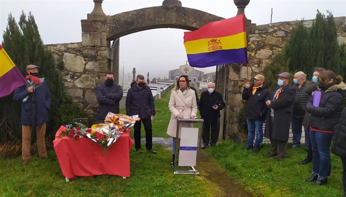 La consejera de Presidencia, Rita Camblor, en el homenaje a José Maldonado en el cementerio de La Espina (Salas).