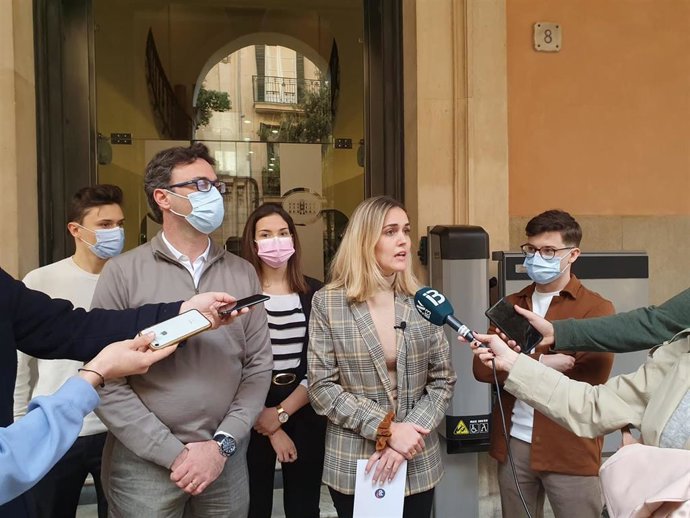 La presidenta de Nuevas Generaciones en Baleares, Lourdes Roca, junto con el portavoz del Grupo Parlamentario Popular, Toni Costa, en declaraciones a los medios de comunicación.