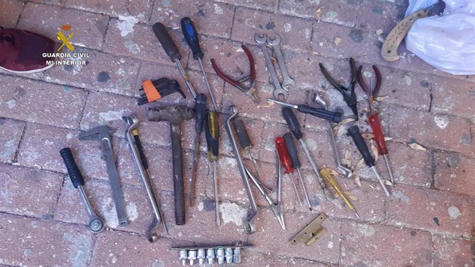 Utensilios aprehendidos por la Guardia Civil tras desarticular un grupo criminal que había cometido 15 delitos en industrias y explotaciones agrícolas castellanomanchegas.