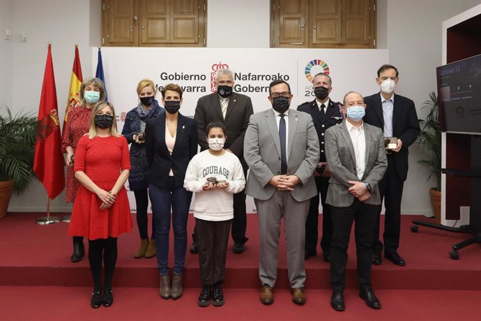 Foto de grupo de autoridades y las personas galardonadas.