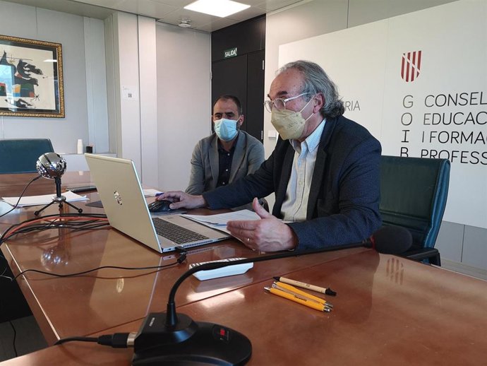 El conseller de Educación y Formación Profesional, Martí March, junto al director general de Formación Profesional y Enseñanzas Artísticas Superiores, Antoni Baos, entrega los Premios de Educación Secundaria para Personas Adultas 2019/2020 y 2020/2021