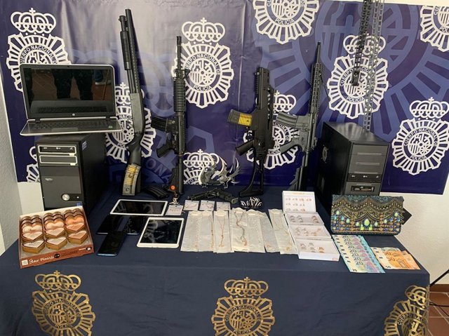 Objetos intervenidos en una operación policial