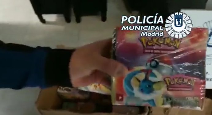 Requisan casi 43.000 muñecos, cromos y cartas falsificados a dos hombres que intentaron agredir a los agentes