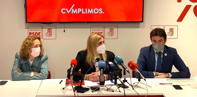 La senadora del PSOE, Isabel Fernández, la secretaria de Organización del PSC, Noelia Cobo,y el diputado nacional, Pedro Casares