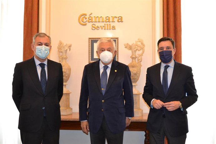De izquierda a derecha, el candidato del PP a la Alcaldía de Sevilla, José Luis Sanz; el presidente de la Cámara de Comercio, Francisco Herrero; y el portavoz del PP en el Ayuntamiento de Sevilla, Juan de la Rosa.