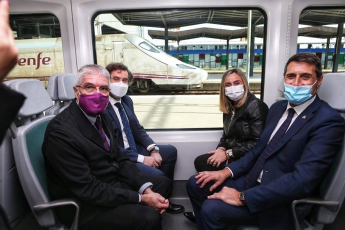 La consejera de Fomento, Infraestructuras y Ordenación del Territorio, Marifrán Carazo, el presidente de Renfe, Isaías Táboas, y el delegado del Gobierno en Andalucía, Pedro Fernández, durante el primer trayecto del Tranvía de la Bahía de Cádiz.
