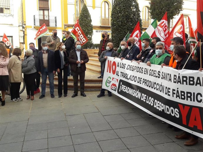 Andaluces Levantaos apoya una concentración de trabajadores de Santa Bárbara en Alcalá de Guadaira (Sevilla).