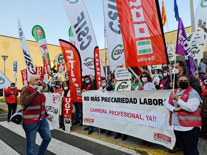 Centenares de trabajadores protestan en las ocho provincias por el "maltrato" del SAS con la carrera profesional