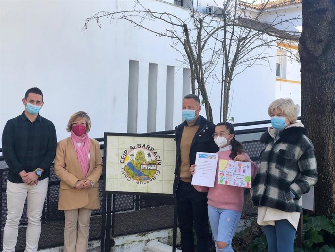 La responsable de Igualdad de la Diputación de Cádiz, Carmen Collado, durante su visita al CEIP Albarracín de El Bosque.